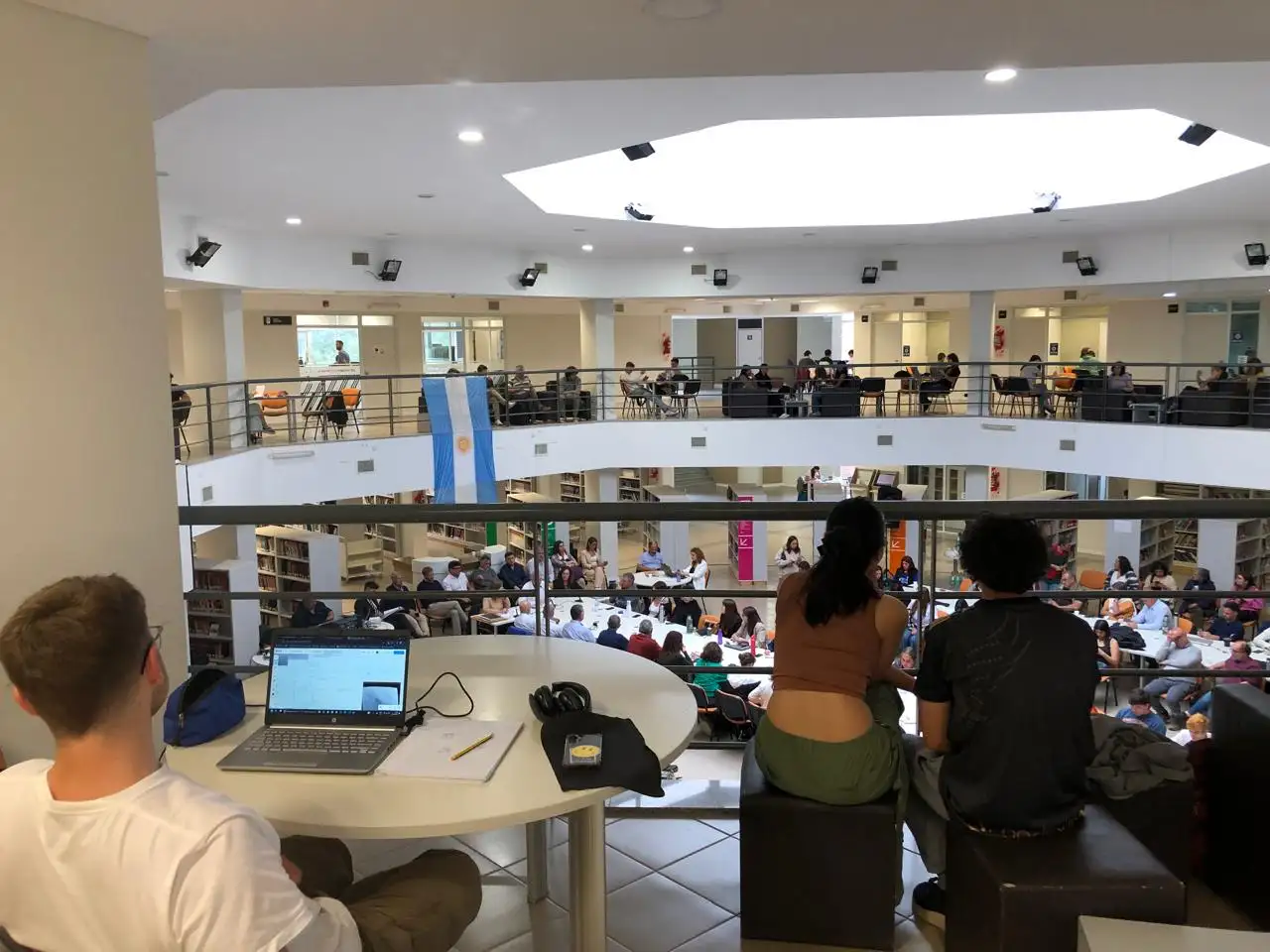 Decanos, docentes, estudiantes, graduados, no docentes y autoridades de la Unicen se reunieron en una sesión extraordinaria del Consejo Superior.