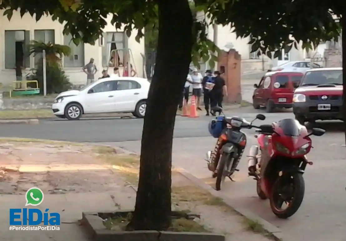 Chocaron un auto y una camioneta frente al hospital 