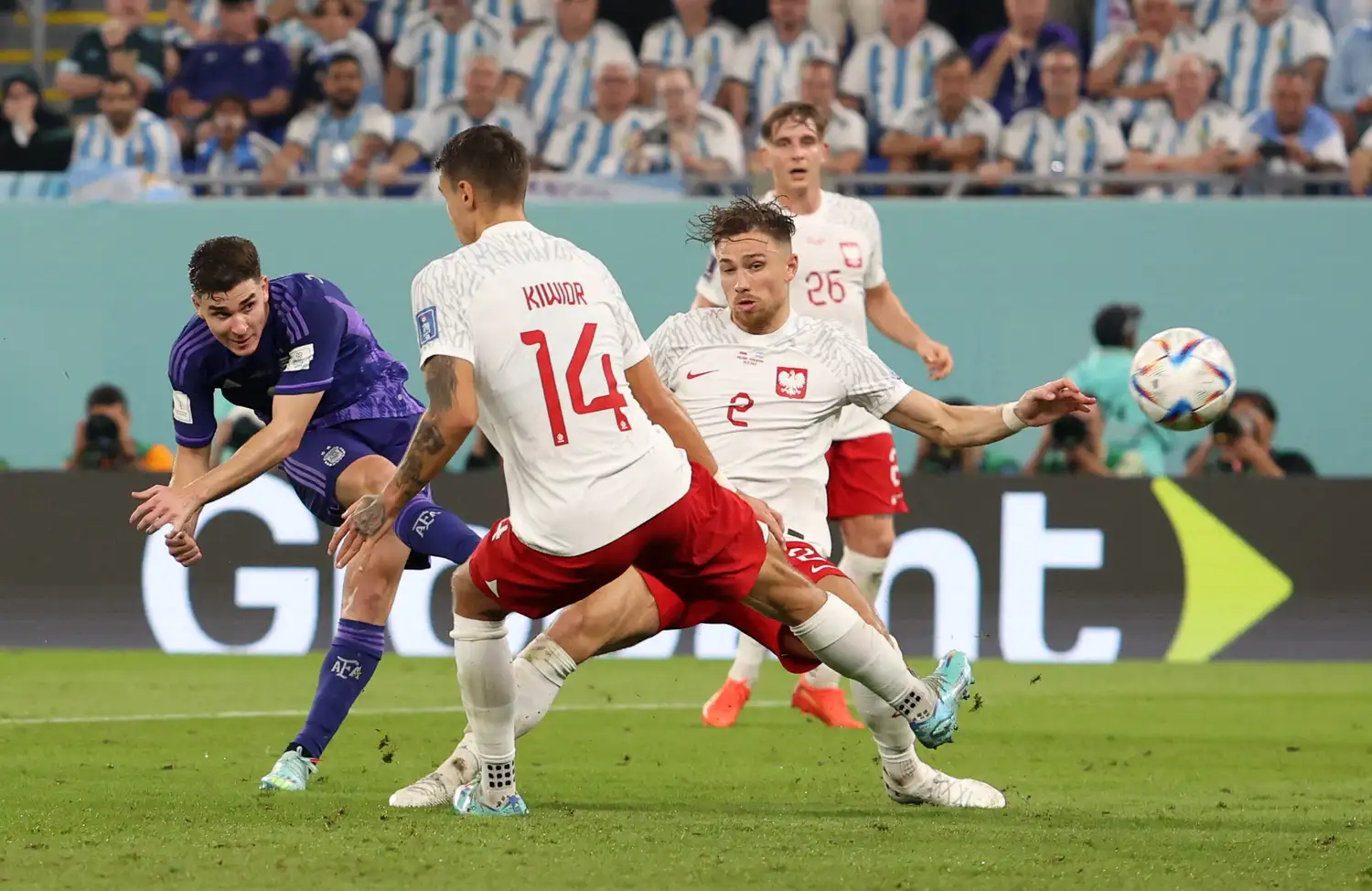 Álvarez pone el 2-0 con su primer gol en un Mundial.