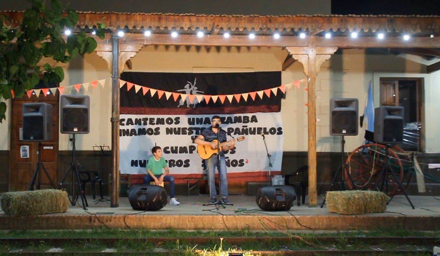 La biblioteca sonorizó con música folclórica la noche del domingo