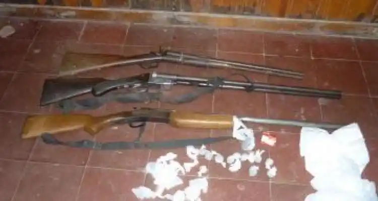Secuestran drogas, armas y detienen a una persona