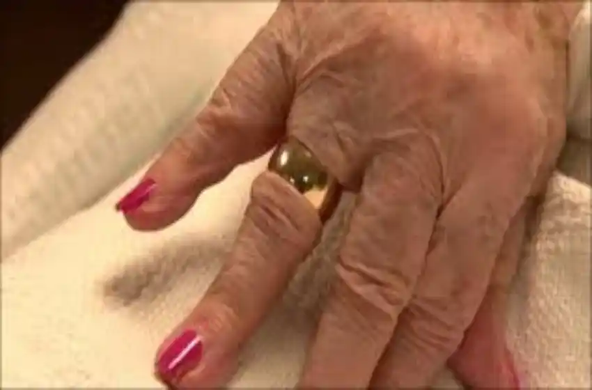 Entraron armados a un departamento, maniataron a una mujer y le robaron hasta el anillo de boda