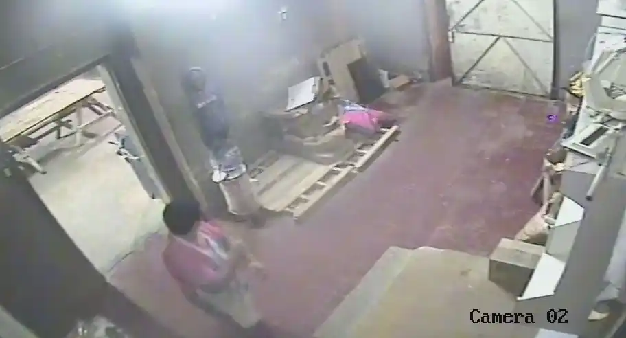 Lo filmaron robando y les apedreó la panadería: lo condenaron