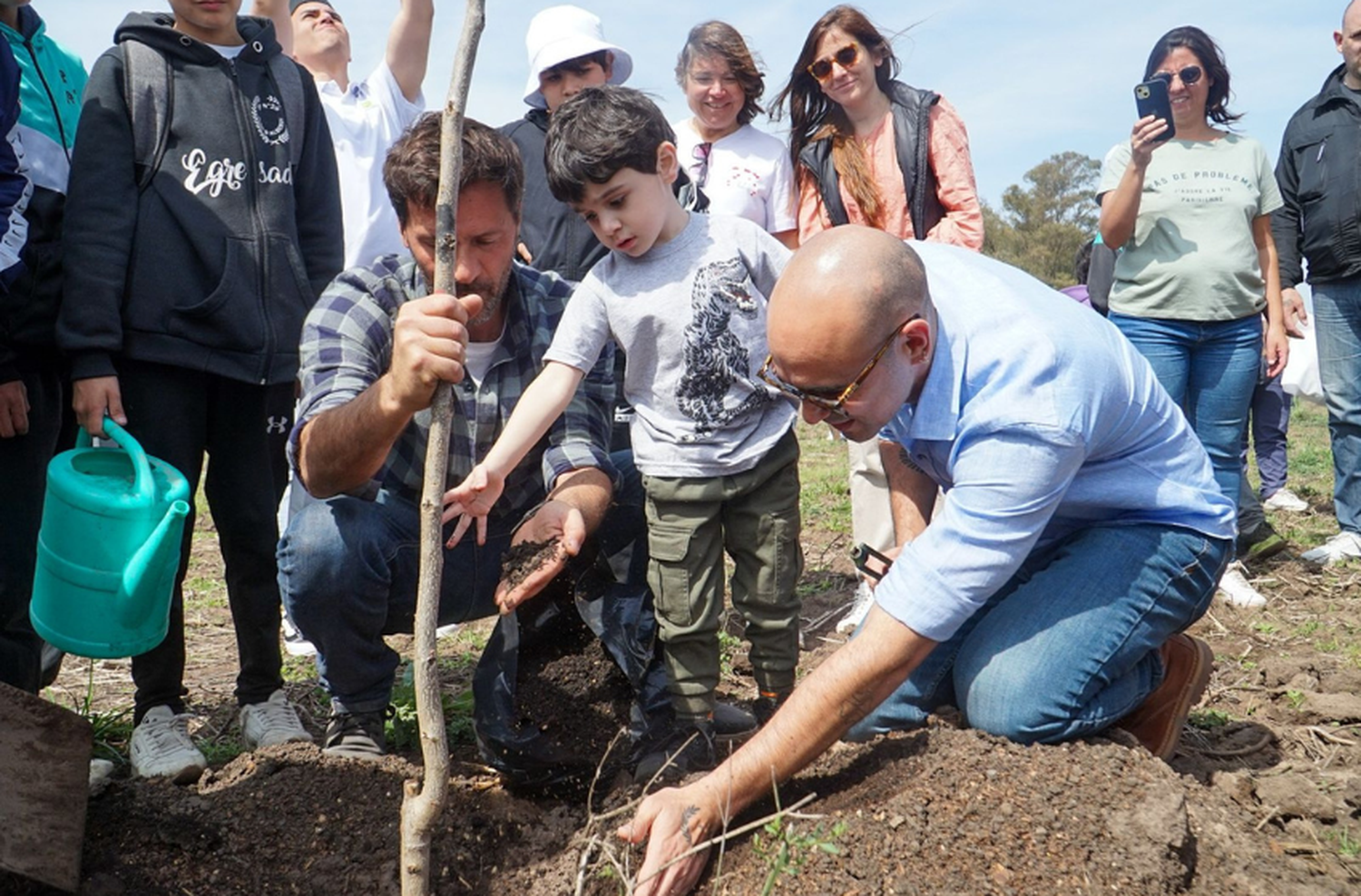 Bienvenida primavera: Abel Pintos plantó árboles junto a más de 200 chicos