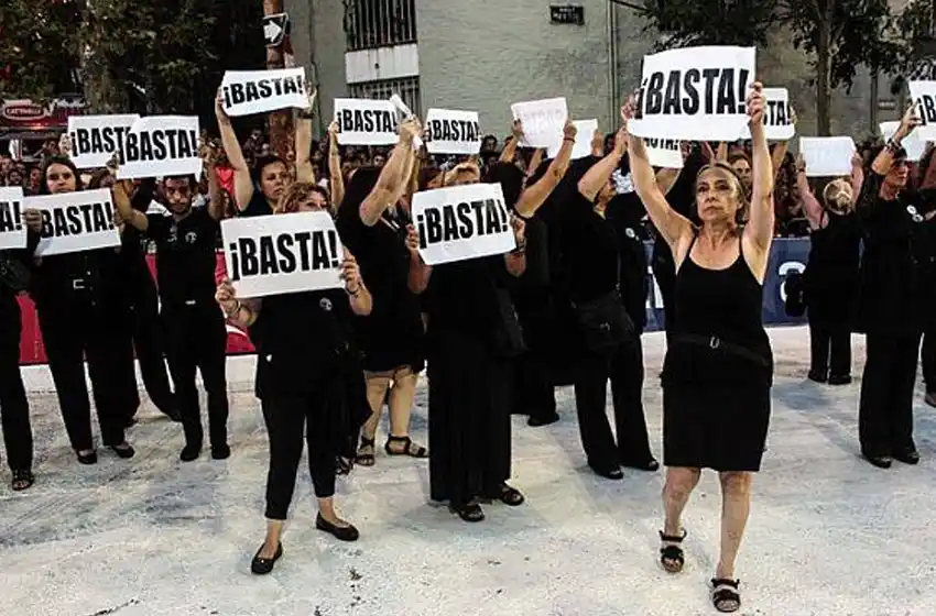 Convocan a un paro y movilización de mujeres con pañuelos verdes y vestidas de negro