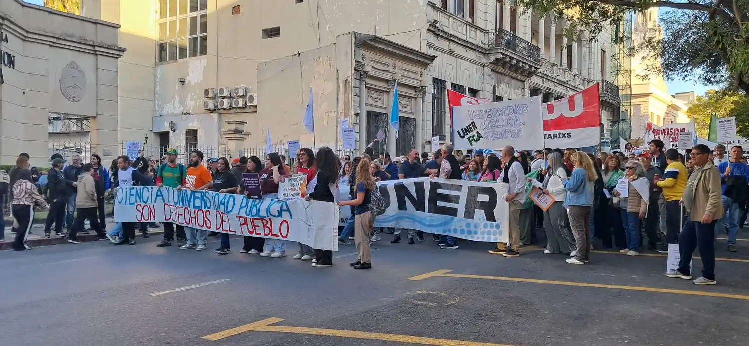 Multitudinaria movilización en Paraná en defensa de las universidades públicas y el financiamiento educativo