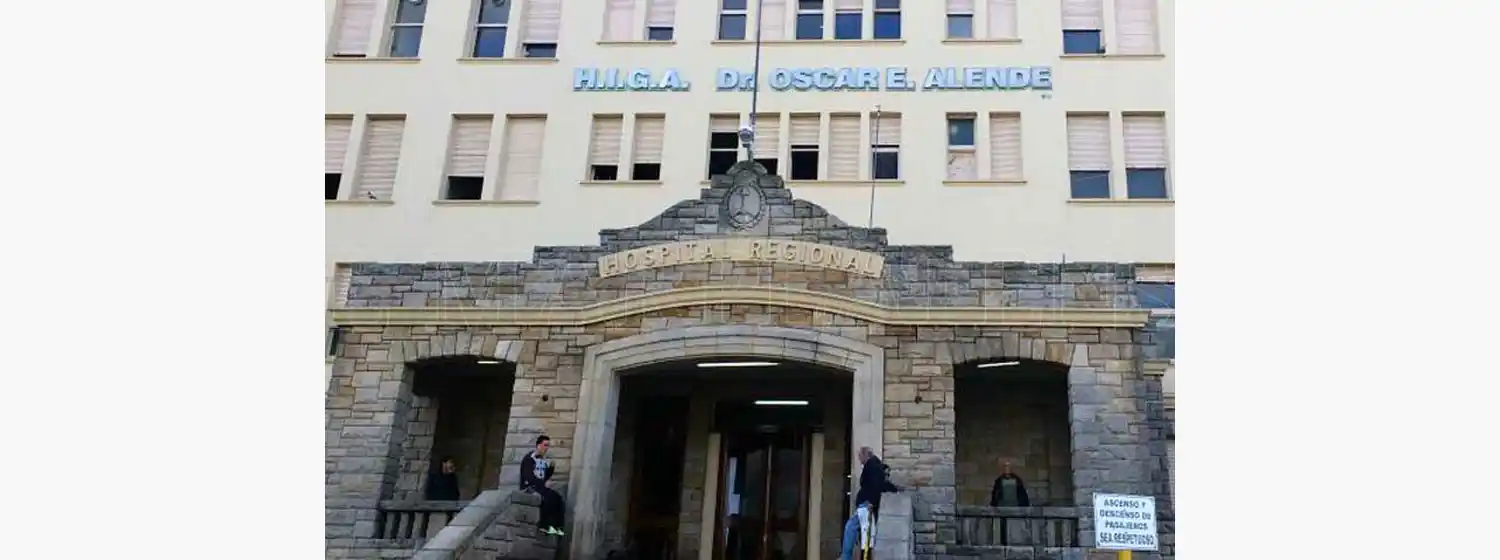 Un policía está internado tras impactar contra un camión