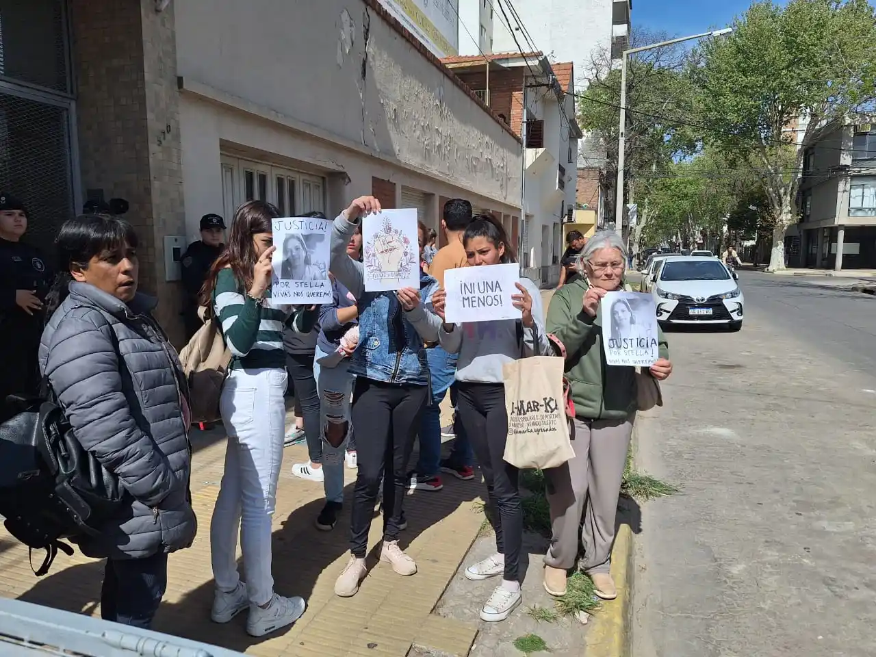 Con carteles, los manifestantes se emplazaron frente a Tribunales a la espera de la audiencia imputativa contra el acusado. Foto: Sur24