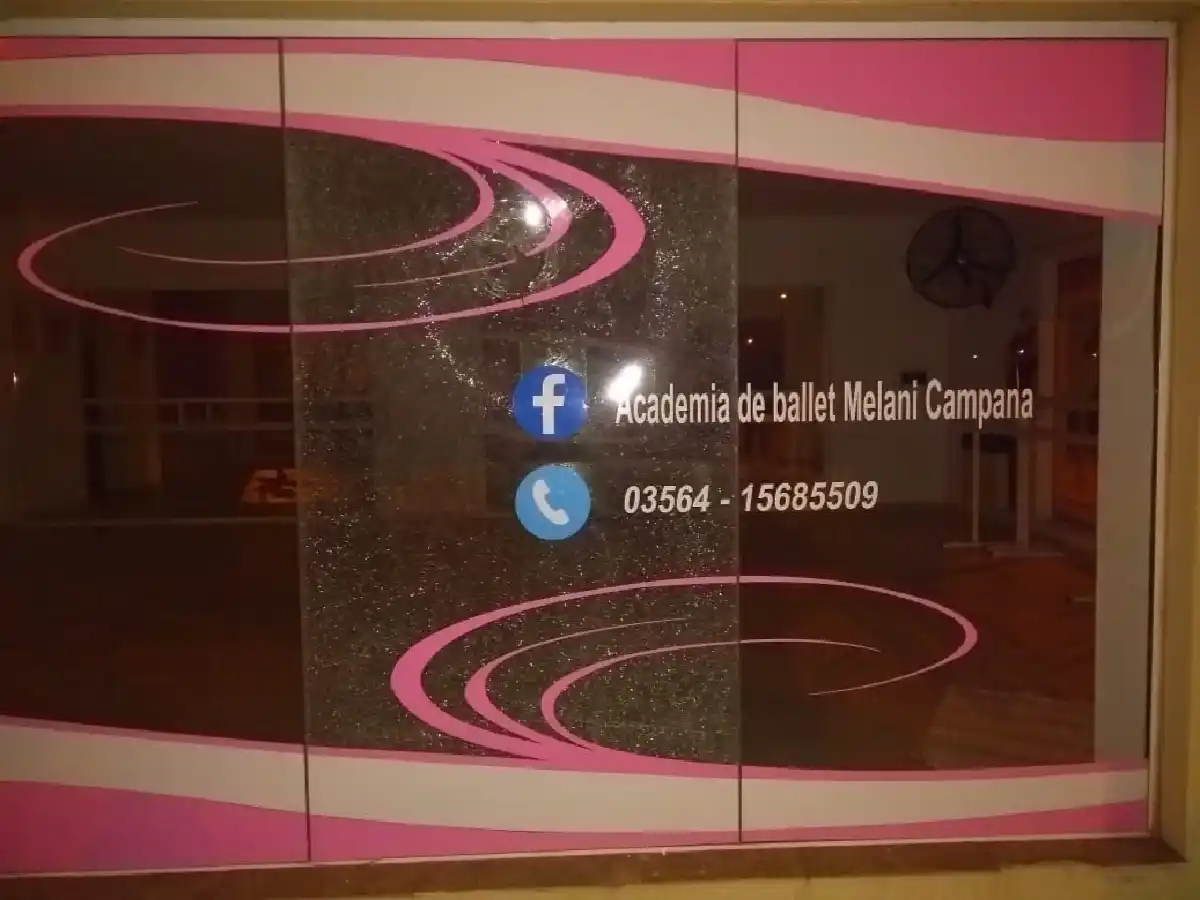 Detienen a menor que habría roto la vidriera de una academia