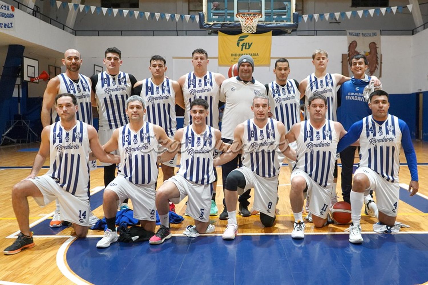 Plantel de Rivadavia en su último partido por el torneo local