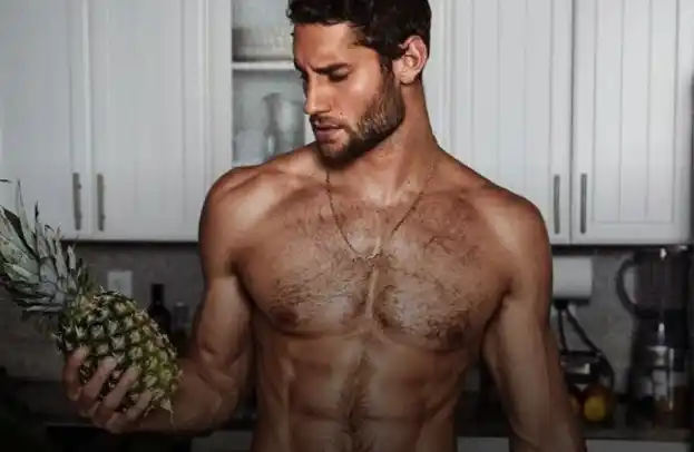 El chef más sexi de todos: cocina desnudo y la rompe en redes sociales
