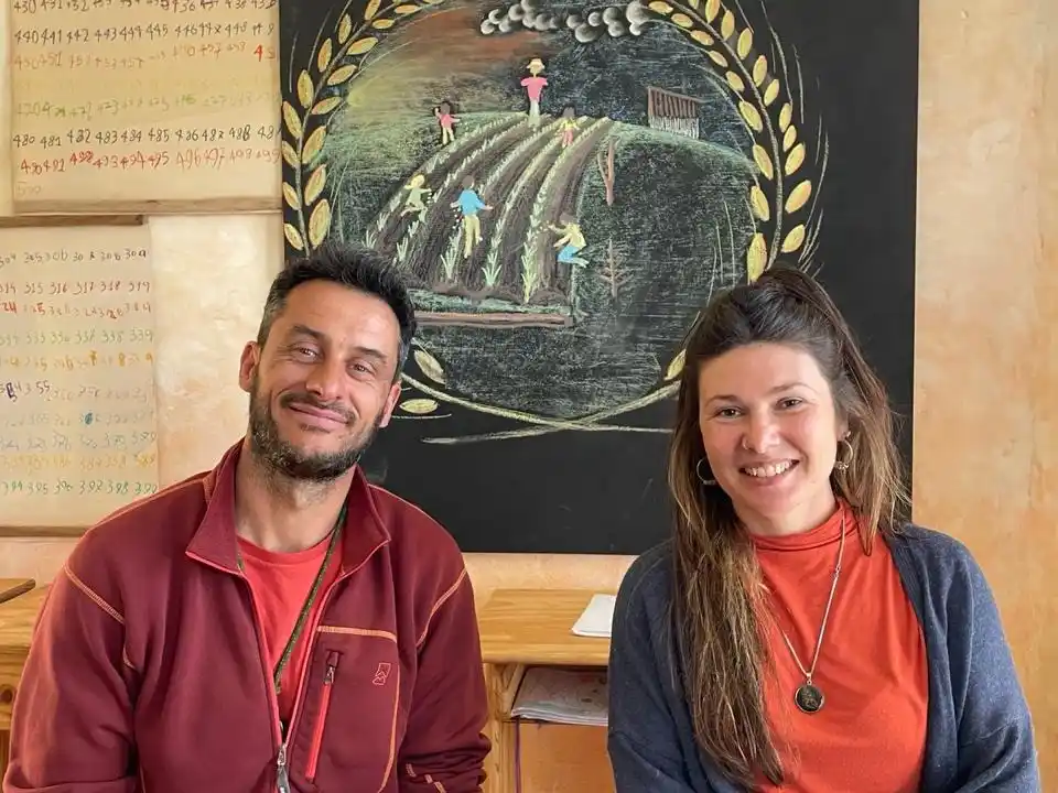 Emanuel Sabella y Guillermina Arias, equipo docente de la escuela Waldorf de Tandil.