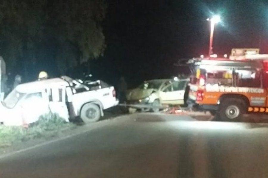 En medio de una peregrinación, chocaron dos autos y los ocupantes quedaron atrapados