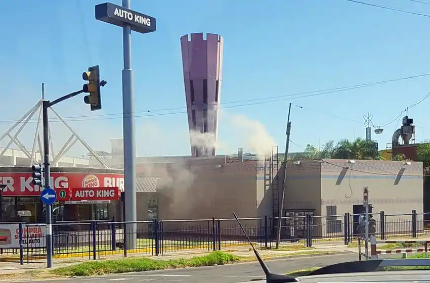 Pánico por un incendio en un local de comida rápida del complejo de cines ex Village