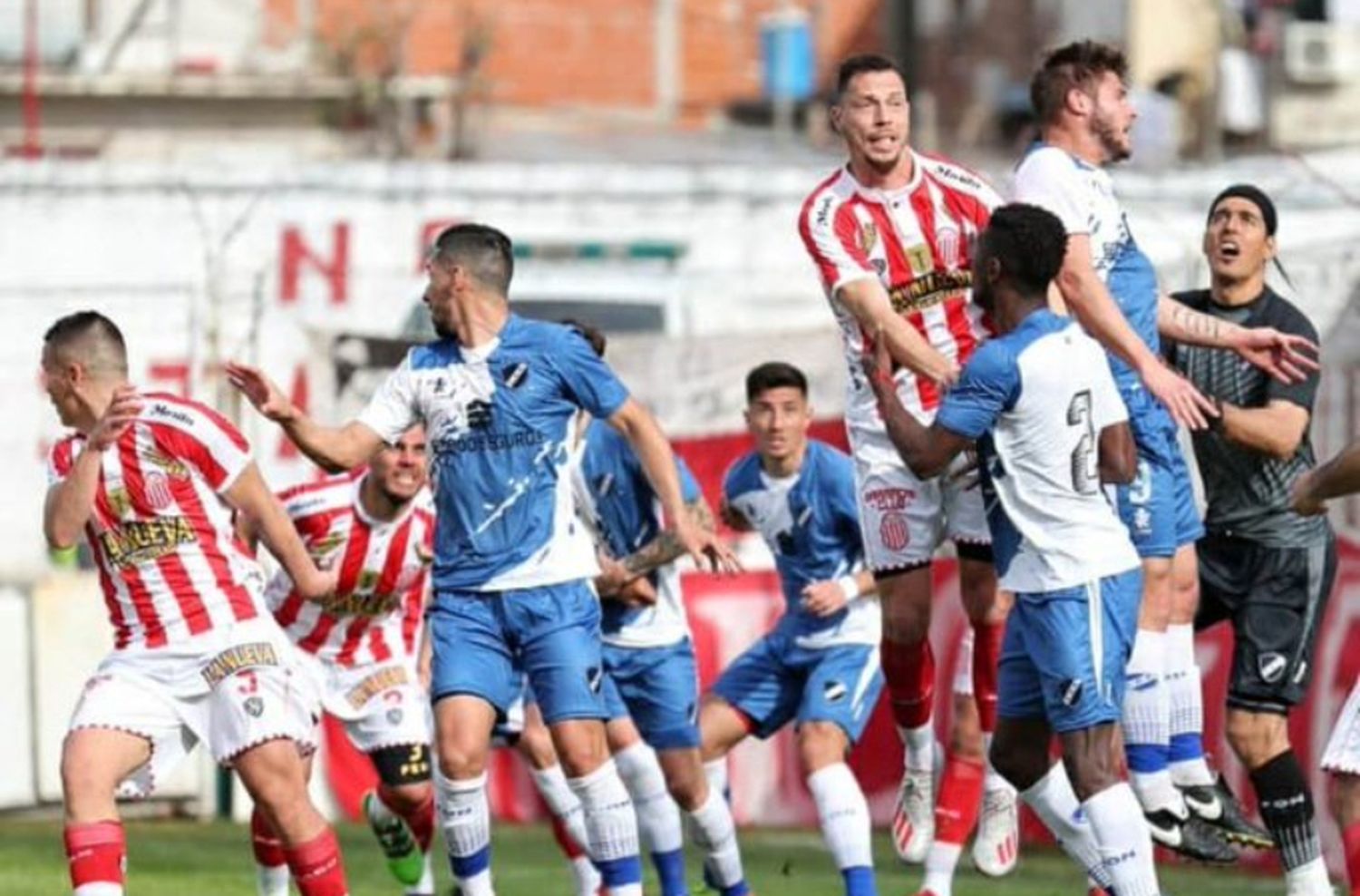 Alvarado tenía el triunfo en sus manos pero se le escapó sobre el final