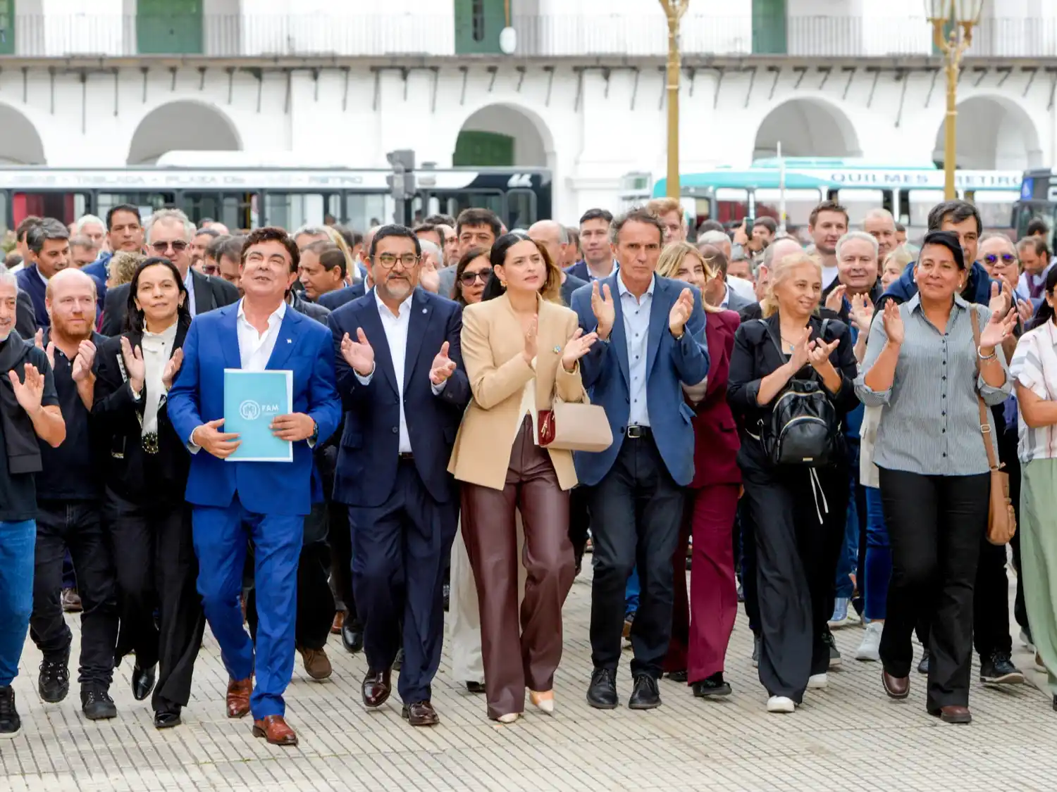 Reclamo. Conjunto dirigido a Luis Caputo