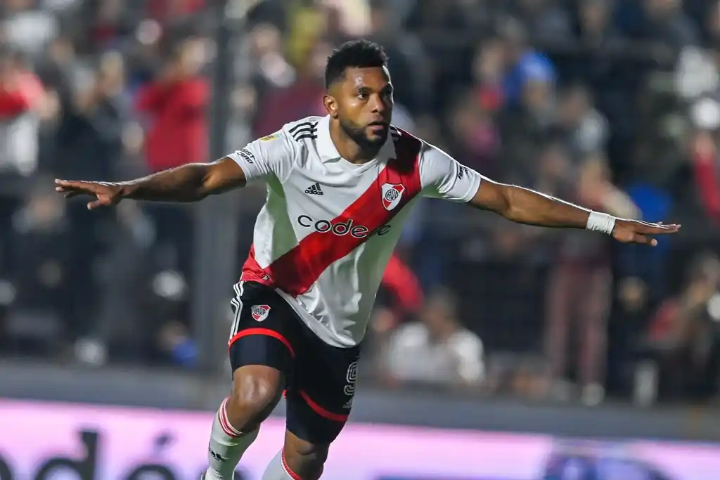 Borja le dio el triunfo a River en Paraná.