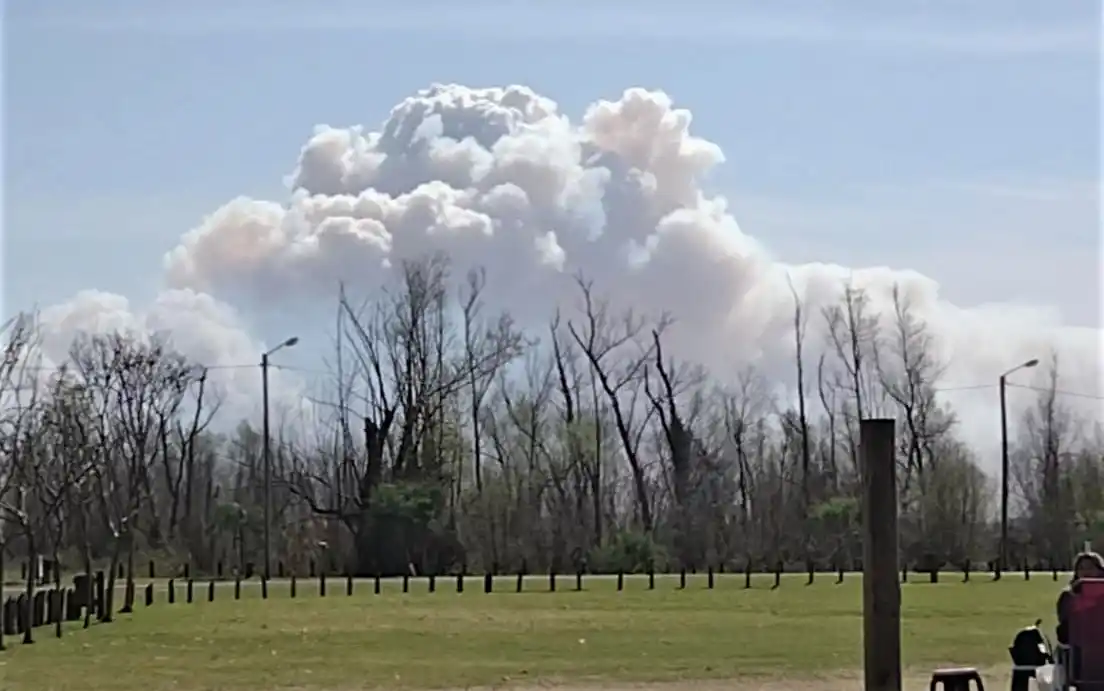 El humo de la quema en islas, visto desde el Paseo Público este lunes.