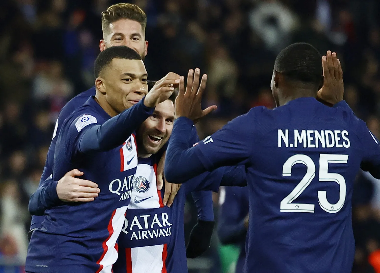 PSG ganó 4-2 en una jornada especial para Messi y Mbappé