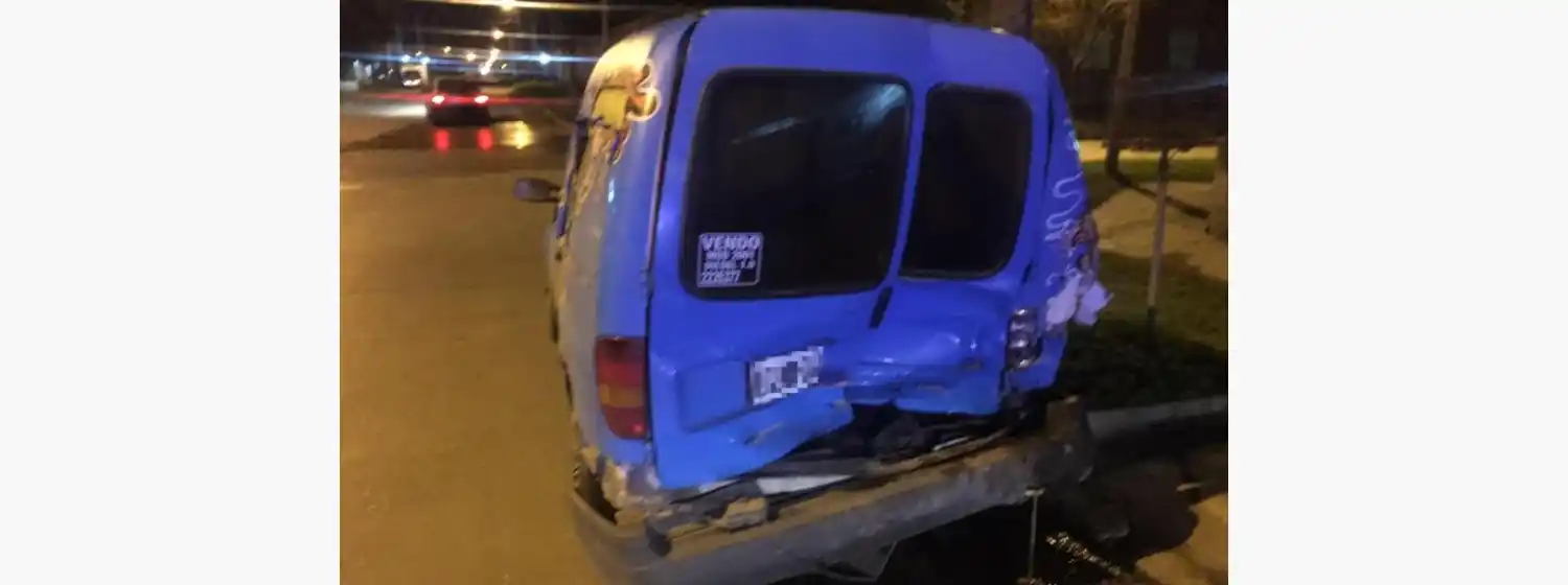 Borracho estrelló su auto contra otro estacionado