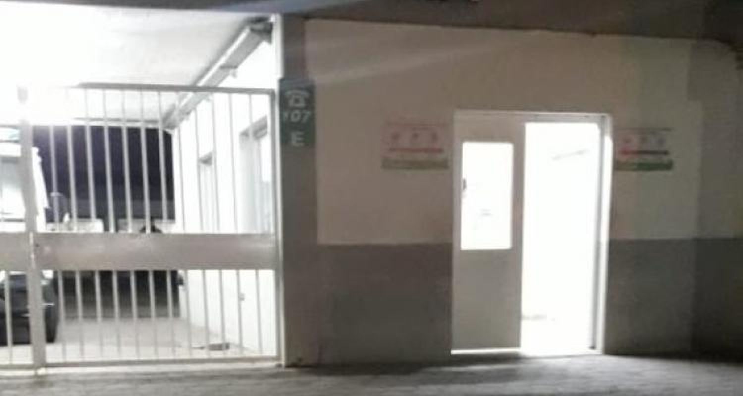 Mismo menor que apuñaló a su padre ahora hirió a un vecino, que fue trasladado al Hospital