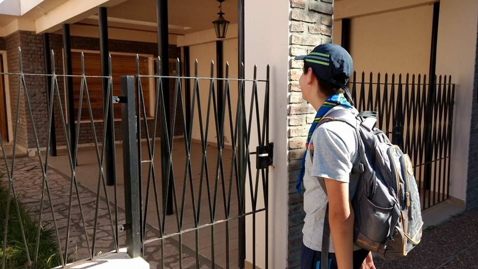 Scout realizan su colecta de alimentos no perecederos