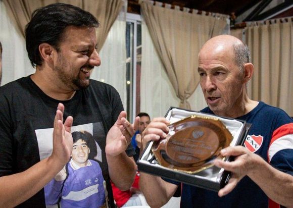 El senador Santalla entregó a Ricardo Bochini el reconocimiento como Personalidad Destacada de la Provincia