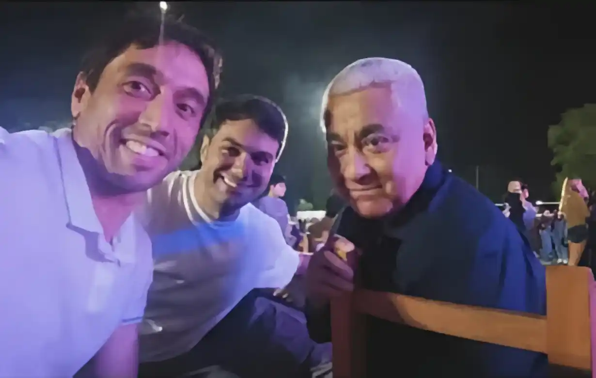 Gajate y Salazar, junto al referente del MDF de San Andrés de Giles, Mauricio Oliva, en la Fiesta del Durazno, el sábado.