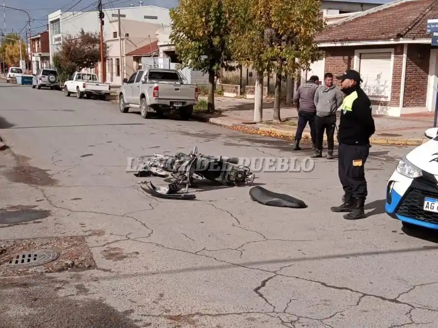 Choque entre un Renault 12 y una moto en la esquina de San Martín y La ...