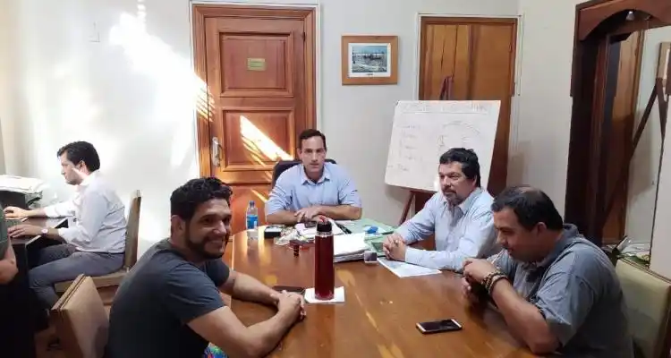 Adelantaron la mitad del último aumento a municipales y pagaron sueldos con un 4 % más este mes