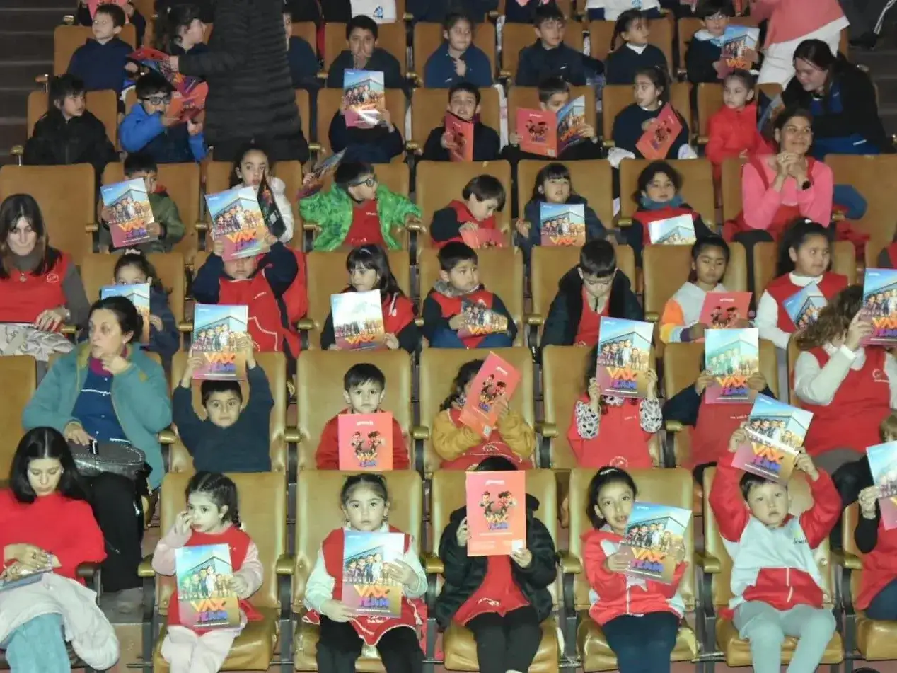 La actividad se desarrolló en el Cine Teatro Hispano, donde alumnos de escuelas primarias y jardines de la ciudad participaron de una propuesta. Foto: GSF