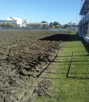 Comenzaron los trabajos para instalar un sistema de riego automático en la cancha de Juventud