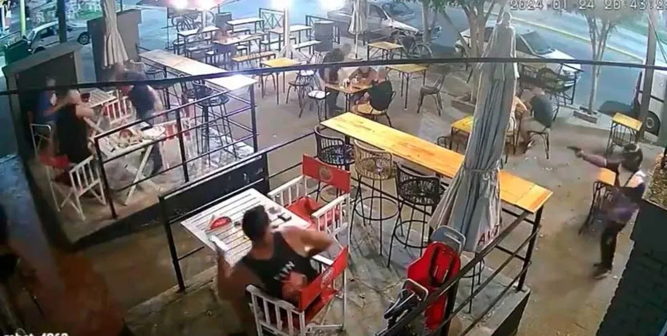 Momentos de dramatismo se vivieron en el comedor cuando el individuo apuntó a clientes y mozos.