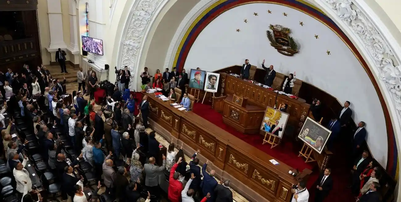El Parlamento venezolano avanza en la aprobación de una ley que busca amnistiar a presos políticos desde 1999, excluyendo violaciones graves de derechos humanos. Foto: REUTERS / Leonardo Fernandez Viloria.