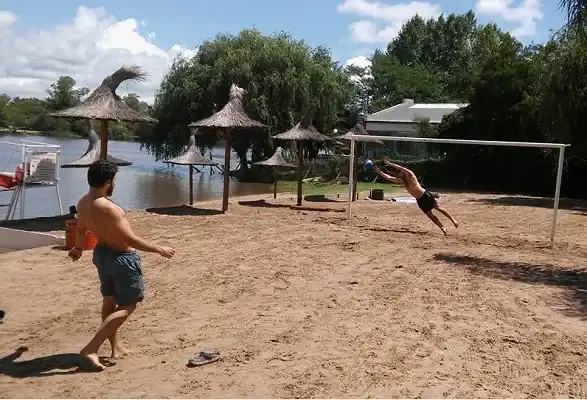 Se juega el Torneo de Penales Nocturno a orillas del río 