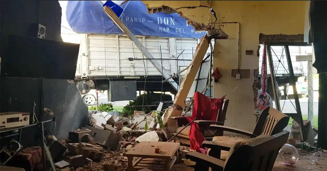 Acoplado se soltó de un camión y se metió adentro de una casa