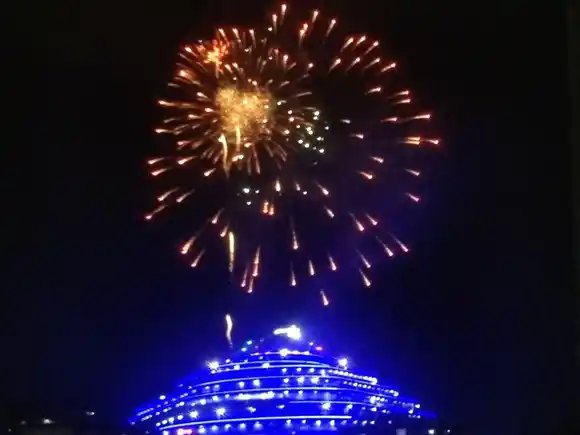 ¿BURLA o QUÉ? Gobierno "enciende" la NAVIDAD con fuegos artificiales desde El HELICOIDE