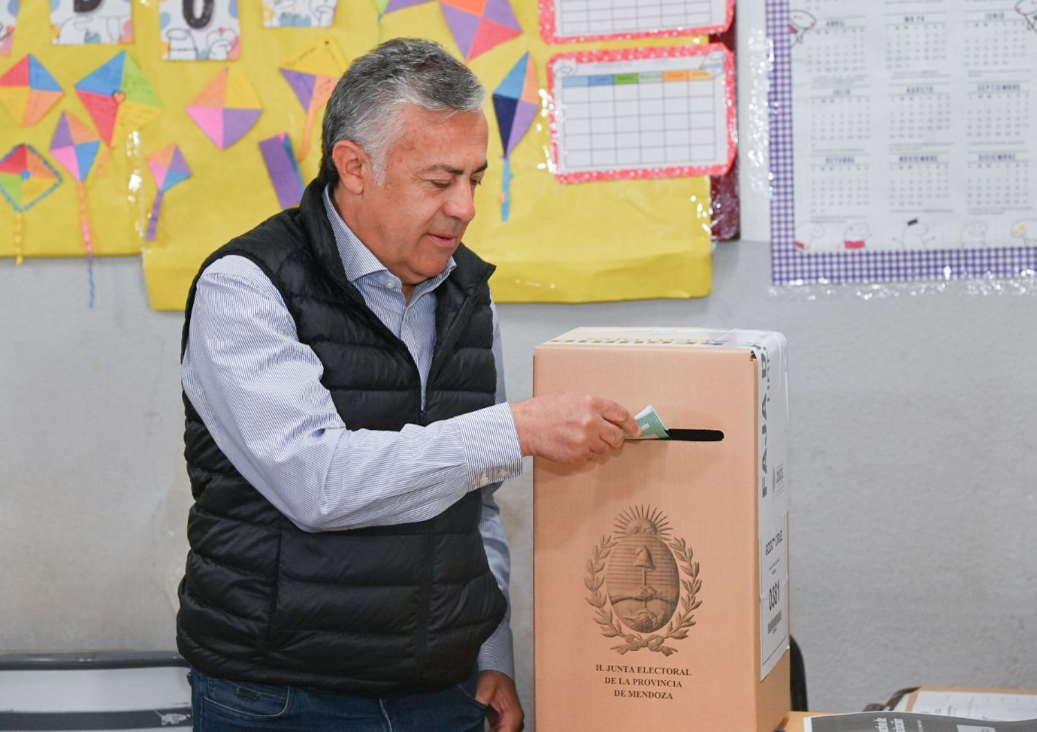 El candidato a gobernador Alfredo Cornejo emite su voto.