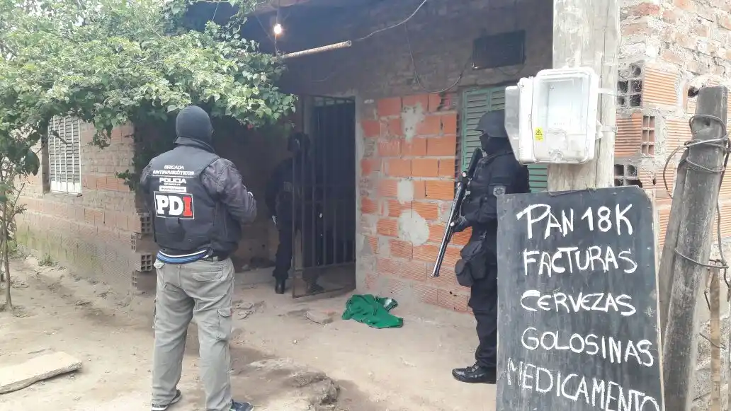 Policía antinarcóticos secuestró cocaína y detuvo a dos personas