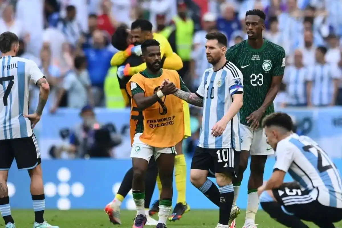 Arabia Saudita festeja su histórica victoria mientras los jugadores argentinos lamentaban el inesperado golpe.