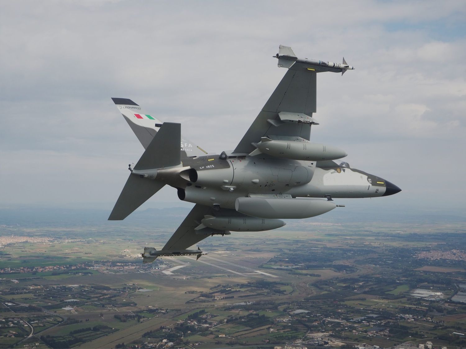 Paris Air Show: Leonardo y Nexter integrarán un pod con cañon de 20mm al M-346 Fighter Attack