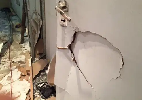 Violentos destrozaron el edificio del diario Tiempo Argentino 