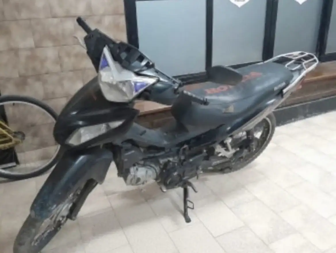 Uno de las motocicletas secuestradas por personal policial, que quedó a disposición de la Justicia.