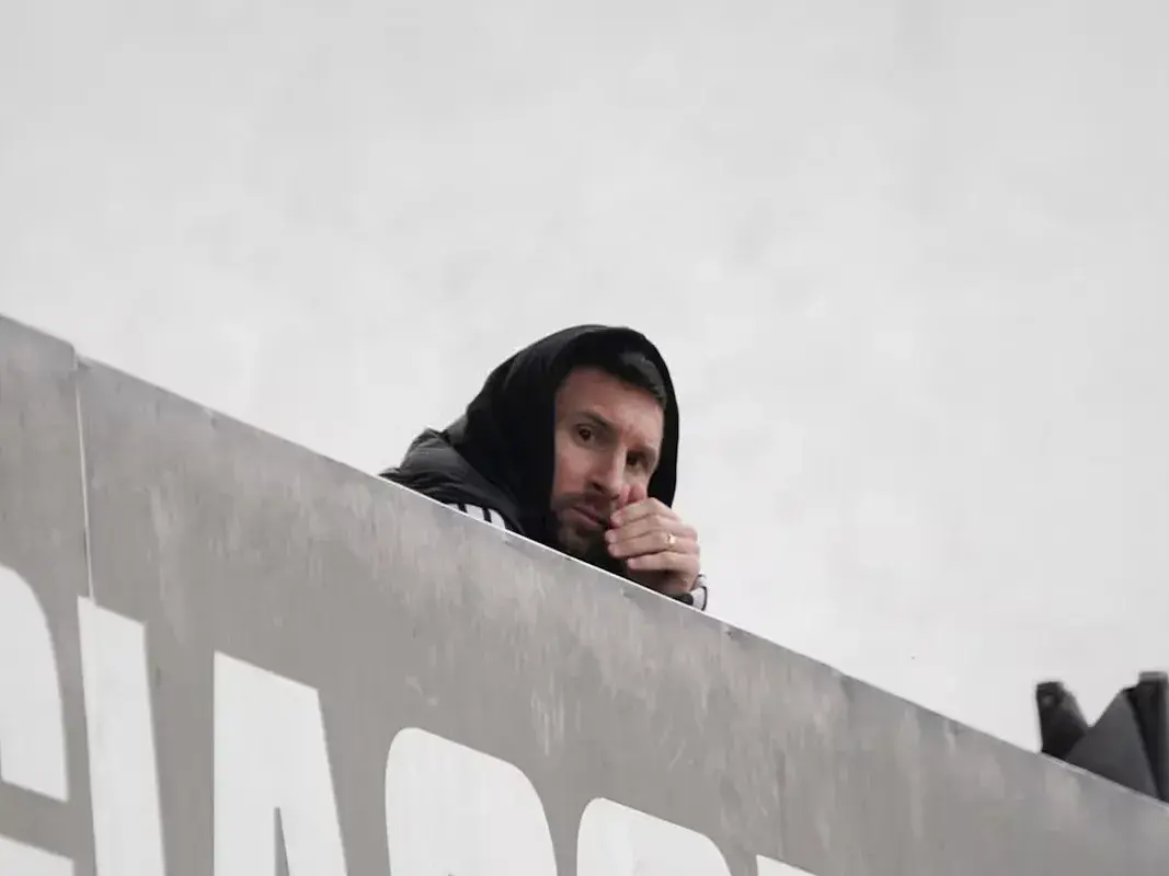 Leo Messi mirando al Leones FC en Arroyo Seco, el sábado por la tarde.