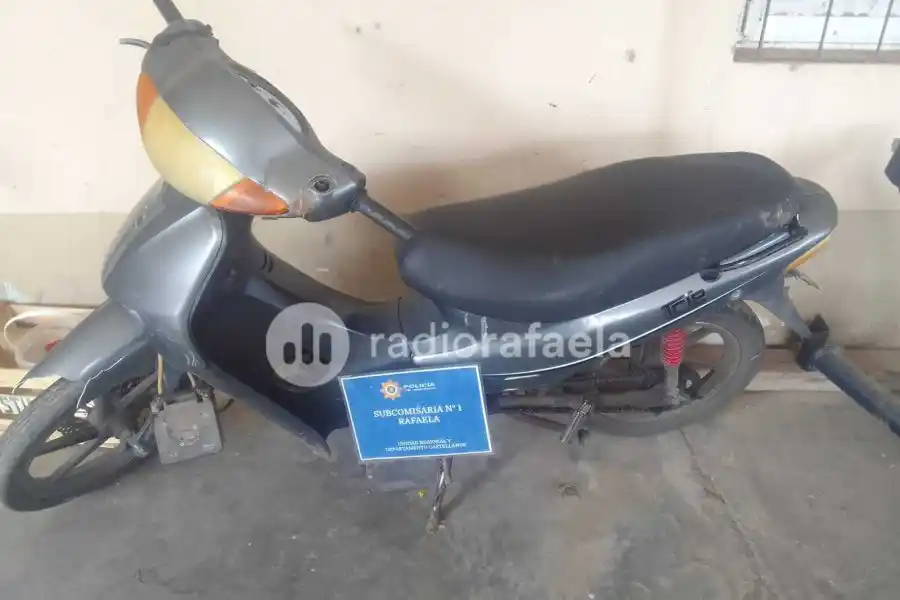 Una moto abandonada en plena calle, ya casi una costumbre