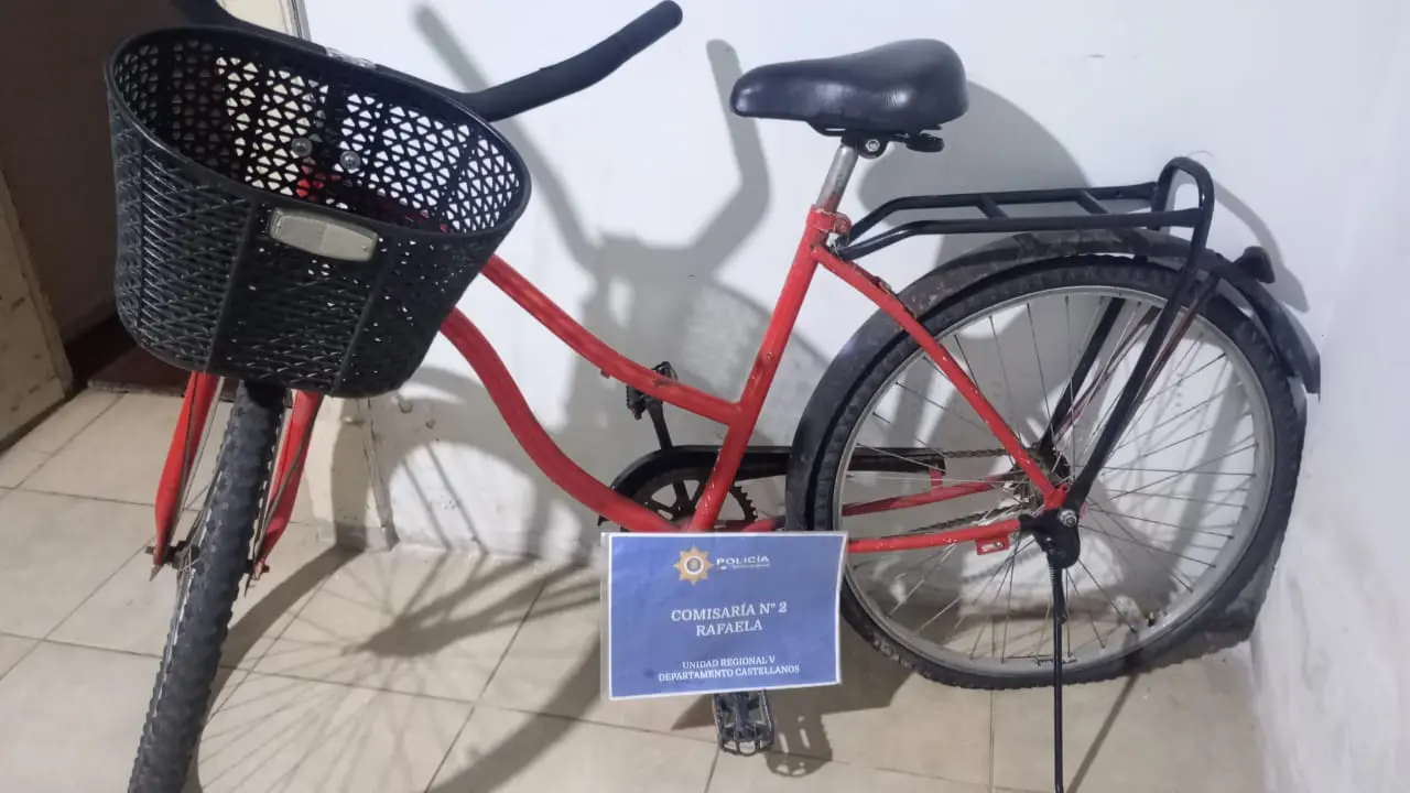 Arrojó una bicicleta robada y huyó a pie cuando descubrió que lo perseguía la policía