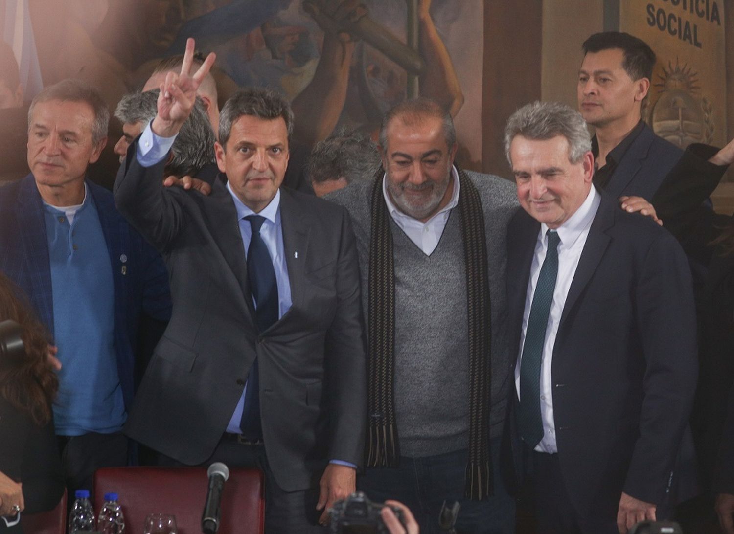 Sergio Massa y Agustín Rossi, durante encuentro con la cúpula de la CGT.