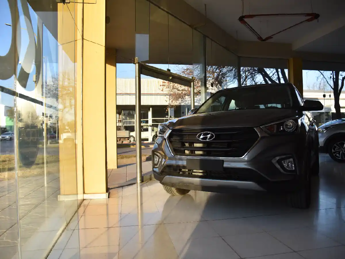 La falta de repuestos  y neumáticos afecta la  entrega de camionetas