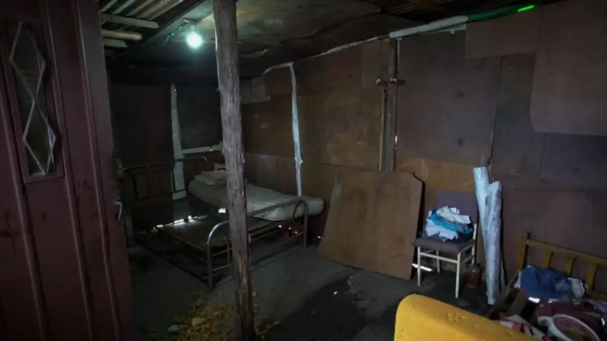 Para que viva su madre, uno de los vecinos del barrio construyó esta casilla 