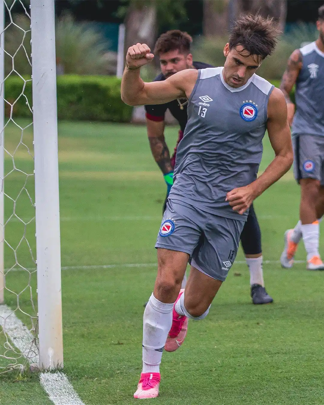 González Metilli festeja su gol en el predio de AFA.